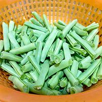 #黃河路美食#幹煸橄榄菜四季豆的做法圖解1