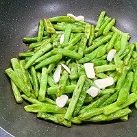 #黃河路美食#幹煸橄榄菜四季豆的做法圖解4