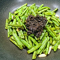 #黃河路美食#幹煸橄榄菜四季豆的做法圖解6