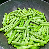 #黃河路美食#幹煸橄榄菜四季豆的做法圖解3