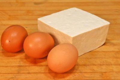 豆腐裡加3個雞蛋，不炒也不炖，簡單一做，全家人饞得直流口水